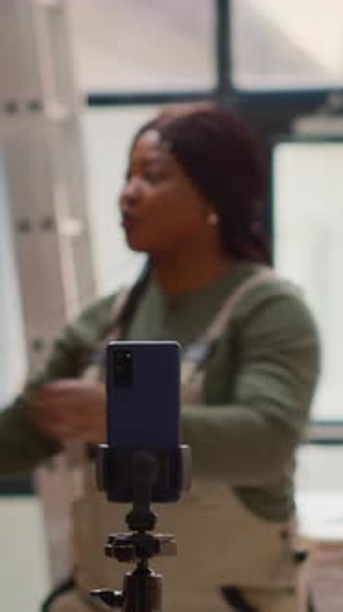 Vídeo de marca de un empleado de Vertical Video Warehouse