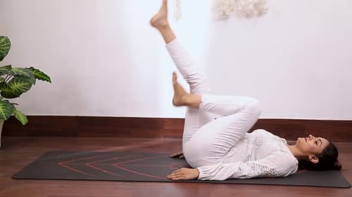 Vidéo d'une femme pratiquant le Pada Sanchalanasana ou le yoga cycliste