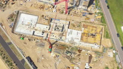 Antecedentes del sitio de construcción. Grúas de elevación y nuevos edificios de varios pisos. Antecedentes industriales.