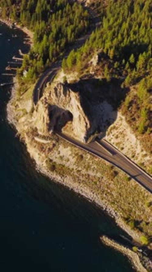 Wunderschöne felsige Landschaft im Freien. Aerial Cave Rock Tunnel entlang des Ostufers des Lake Tahoe
.