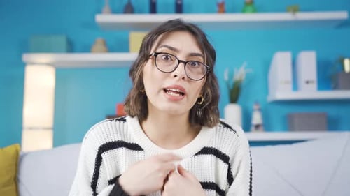 Une femme bavarde qui parle trop.