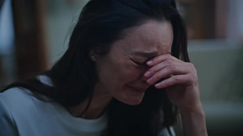 Emotionale Frau weint Spiegel sitzt Abend Wohnung Nahaufnahme Unglückliches Mädchen