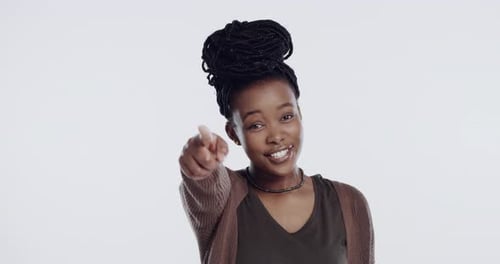 Portrait, Zeigen und Sie mit einer schwarzen Frau im Studio auf weißem Hintergrund zur Auswahl