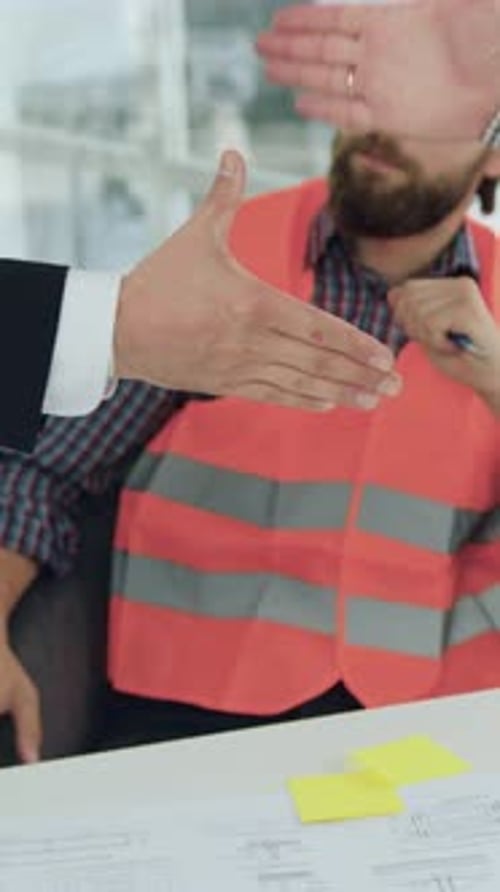 Irreconocible empresario exitoso o gerente de empresa constructora está satisfecho con los resultados de