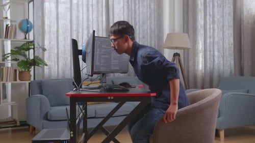 Asiatischer Jungenprogrammierer sitzt am Erstellen eines Softwareingenieurs, der App und Programm entwickelt