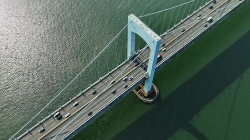 Eine Luftaufnahme einer Brücke über einem Gewässer