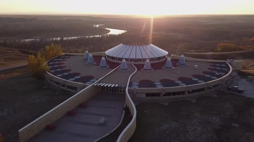 El valle del río Bow fluye por debajo de un creativo centro de interpretación indígena