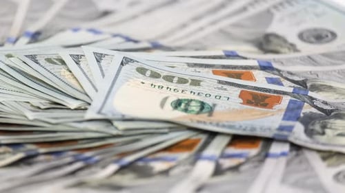 Nahaufnahme eines Stapels von Bargeld, US-Dollar-Scheinen, Spinning Cash Money Concept, 100-Dollar-Scheine