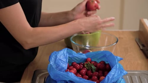 Prendre des pommes dans un bol Préparer une compote maison Cueillir des fruits frais Arranger les ingrédients pour