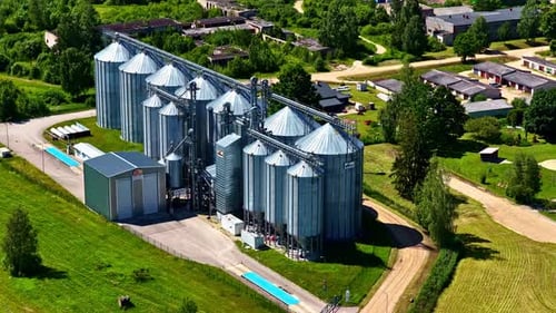 Luftaufnahme eines modernen Getreideaufzugskomplexes mit großen Metalllagersilos