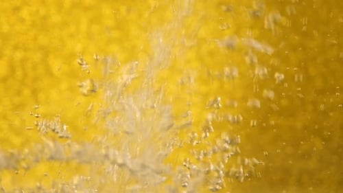Wasser sprudelt in Zeitlupe