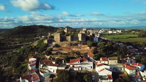 Eine kleine Stadt mit einer historischen Burg an der Spitze. 4K
