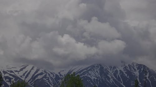 montagne enneigée et nuages rapides