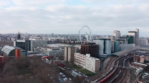 Foto de un dron con la espalda de Dolly Back de los trenes de Londres, estación de Waterloo, London Eye