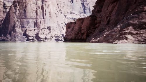 Un lac paisible niché au milieu d'imposantes falaises