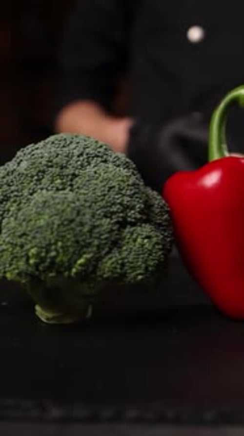 El chef prepara un plato de verduras. Cocinar brócoli