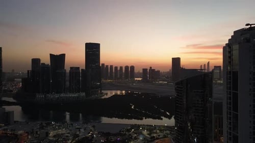 Siluetas modernas de torres de gran altura en la isla de Al Reem en Abu Dhabi Vista aérea