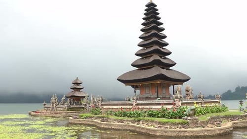 Vista del templo de Ulun Danu Beratan en un día nublado