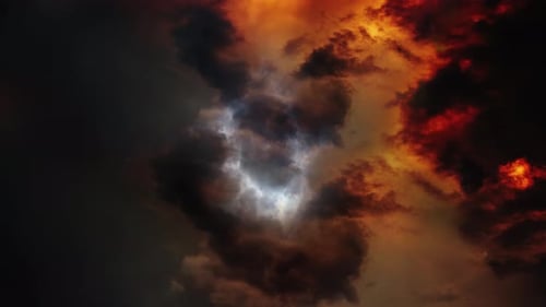 Gewitter, die bei Sonnenuntergang oder Sonnenaufgang in den Wolken auftreten.