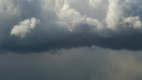 Time Lapse de nuvens tempestuosas de cumulonimbus se formando antes da tempestade no céu escuro se movendo e mudando