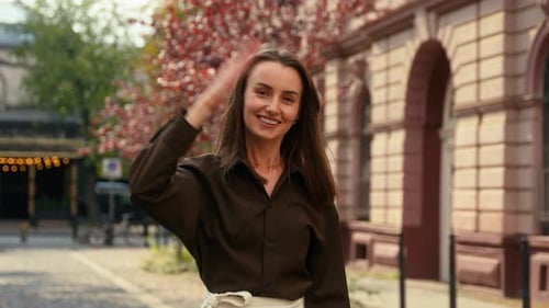 Porträt glücklich lächelnde kaukasische Frau zeigt Hey du kommst her Geste Laden Geschäftsfrau weiblich ein