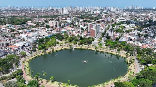 Paisagem urbana da famosa lagoa na cidade de João Pessoa, no nordeste do Brasil.