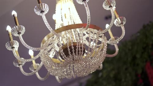 Nahaufnahme eines wunderschönen, hochwertigen Kristallkronleuchters, der von der Decke hängt