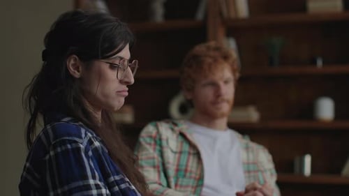 Couple engagé dans une séance de thérapie de groupe
