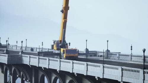 Gran grúa automática en el puente en construcción
