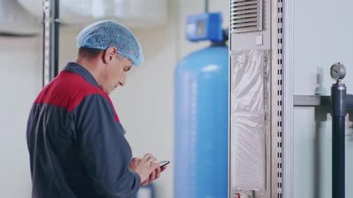 Fabrikarbeiter überprüfen die Werksausstattung. Fabrikingenieur, Ausrüstung zur Steuerung der Funktionalität. Nahaufnahme