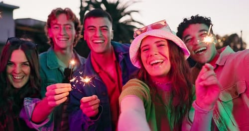 Brilhantes, rostos ou pessoas felizes em selfie para comemorar com luzes, festejar