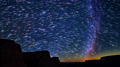 Fantastischer Zeitraffer mit der Milchstraße