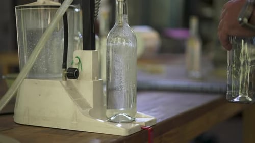 Enchimento de garrafas de destilaria artesanal