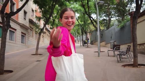 Tres mujeres alegres paseando juntas mientras disfrutan de la compañía de la otra y crean cosas duraderas