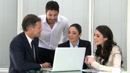 Feliz mujer hispana posando y sonriendo sobre un fondo blanco limpio con espacio para copiar