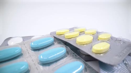 Pillenmedizin aus nächster Nähe, isoliert, 4K