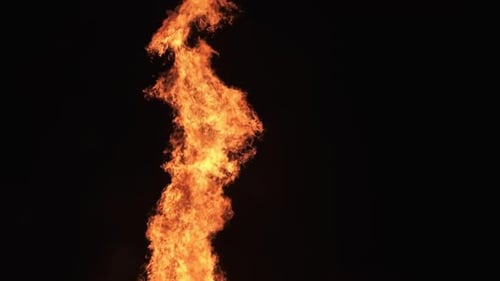 Feuerflammen tanzen auf schwarzem Hintergrund, Zeitlupe
