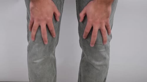 man knee pain