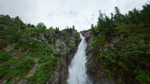 Uma cachoeira deslumbrante descendo uma montanha verdejante em um ambiente natural sereno