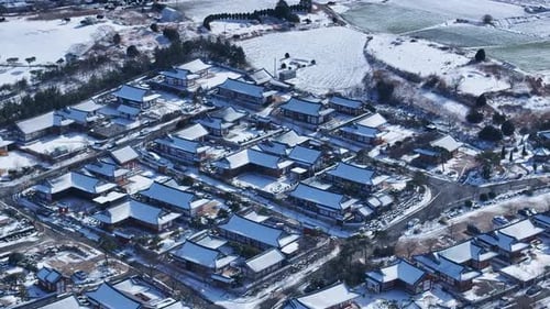 Vista aérea da vila de Snowy Jupo Hanok e da estrada costeira de Hampyeong