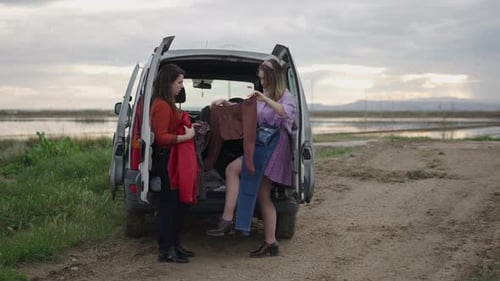 Dois amigos preparam suas roupas para a sessão de fotos