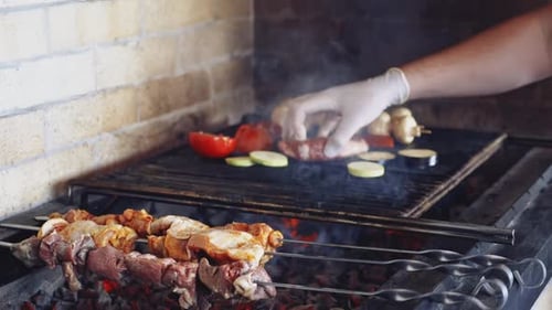 Gegrillte Fleischspieße. Fleischzubereitung auf dem Barbecue-Grill über Holzkohle