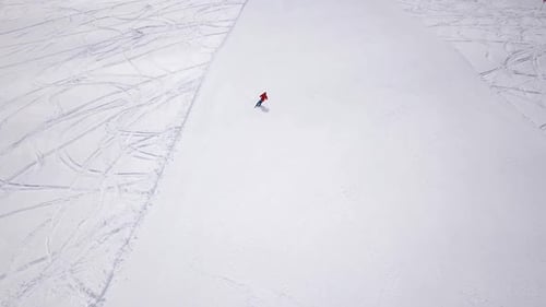 Drohnenaufnahme des Skifahrers auf makellosem weißem Pulverschnee