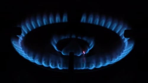 Eine blaue Gasflamme brennt auf einem schwarzen Hintergrund Energiekrise Gasverbrauch