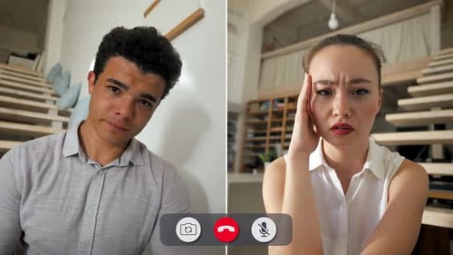 Un homme qui s'ennuie a du mal à se connecter lors d'un appel en ligne avec un ami