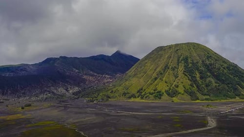 4K Timelapse da movimentação da nuvem no Monte Bromo. Efeito panorâmico