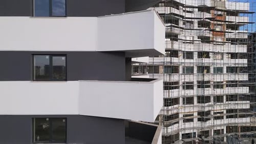 El diseño arquitectónico moderno muestra el contraste entre la nueva construcción y el edificio terminado en