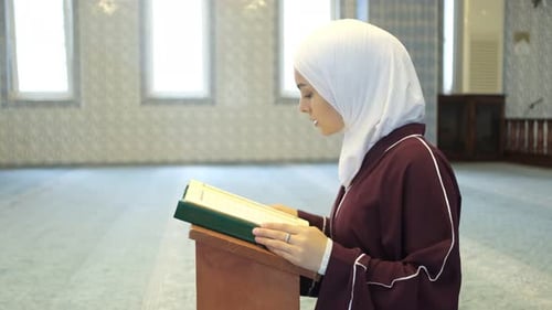Frau liest den Koran