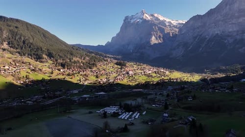 Imagens cinematográficas de drones capturando o charme alpino de Grindelwald, Suíça, uma vila pitoresca