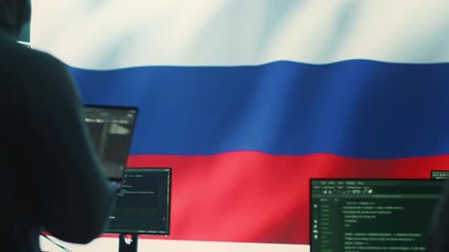 Un propagandiste dans un centre de cybersécurité russe avec le drapeau national